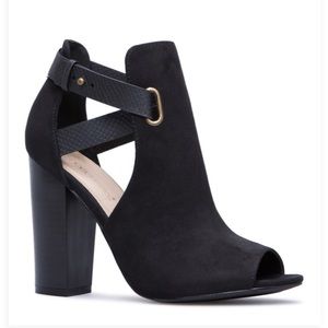 Black heeled sandals